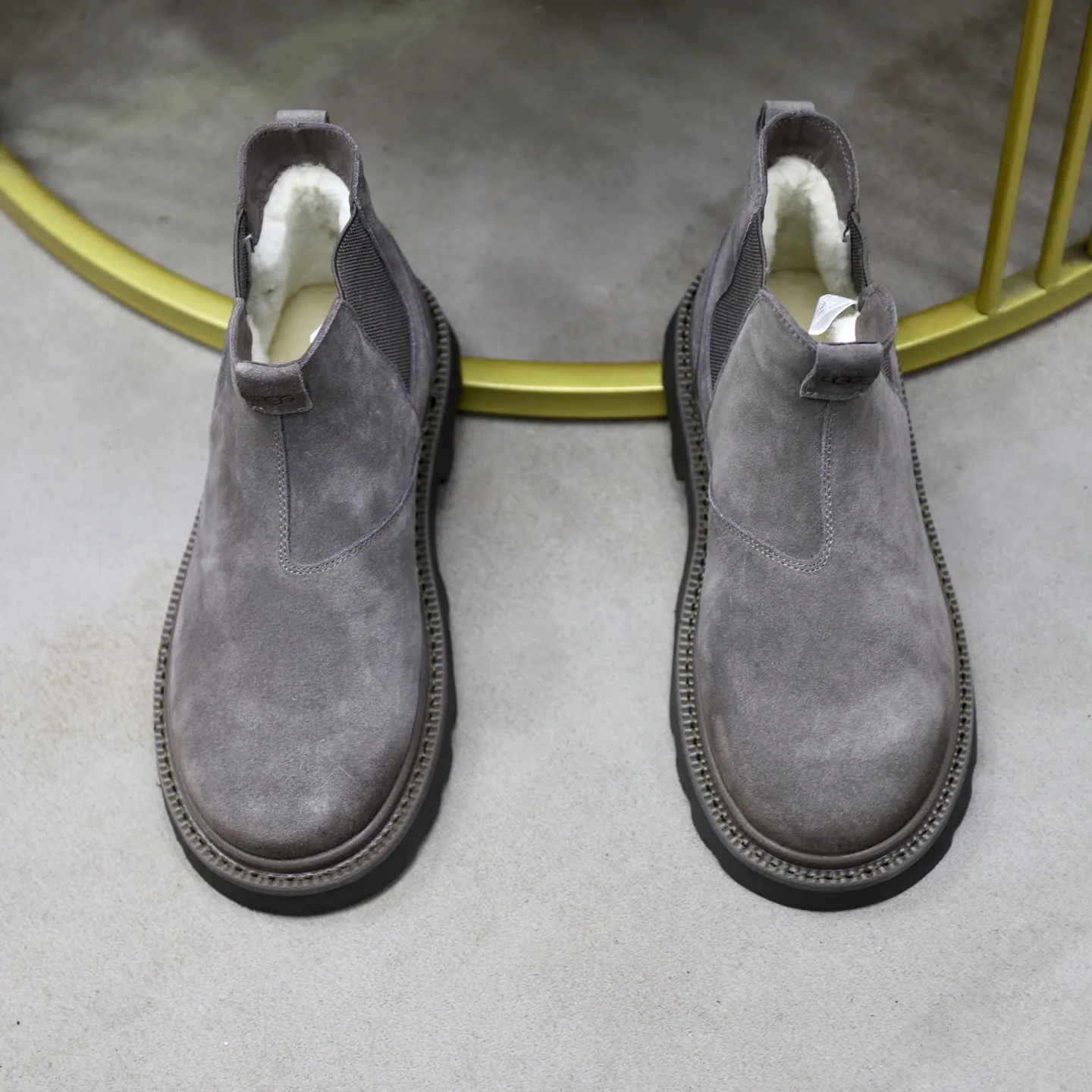 Ex-factory price: 640💰Thick wool imported from Australia Brand: UGG genuine purchasing agent Size: 39-45 Grade: Official website 1:1 Material: First layer of genuine leather waterproof and antifreeze upper Real wool lining Original non-slip soft wear-resistant outsole Style category: Men's casual shoes Trendy style Comfortable on the feet Color: Official website color synchronization